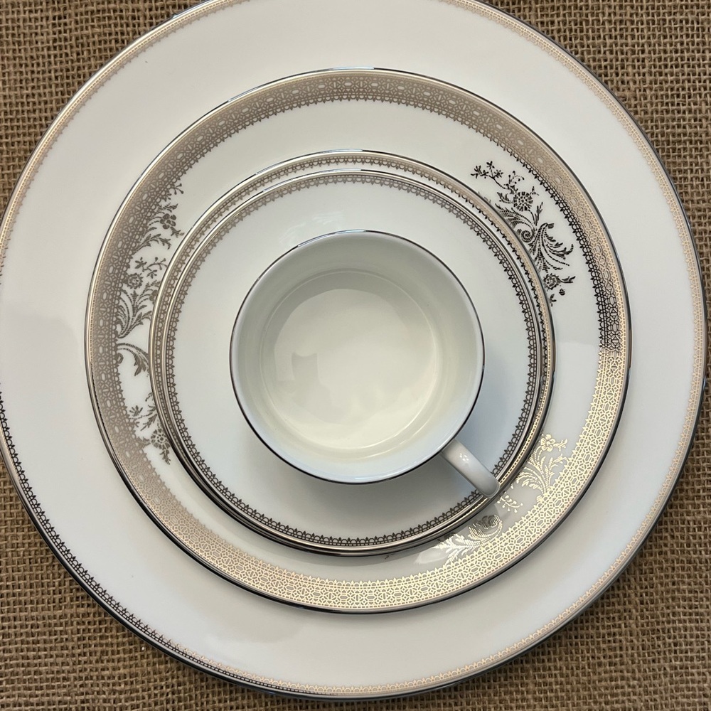 Vera Wang Vera Lace Wedgewood 5PCE China set - Picture 2 of 11